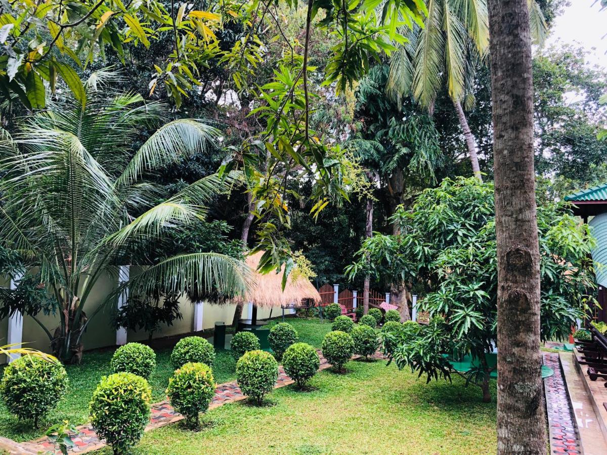 Hotel River Front Tissamaharama Exterior photo